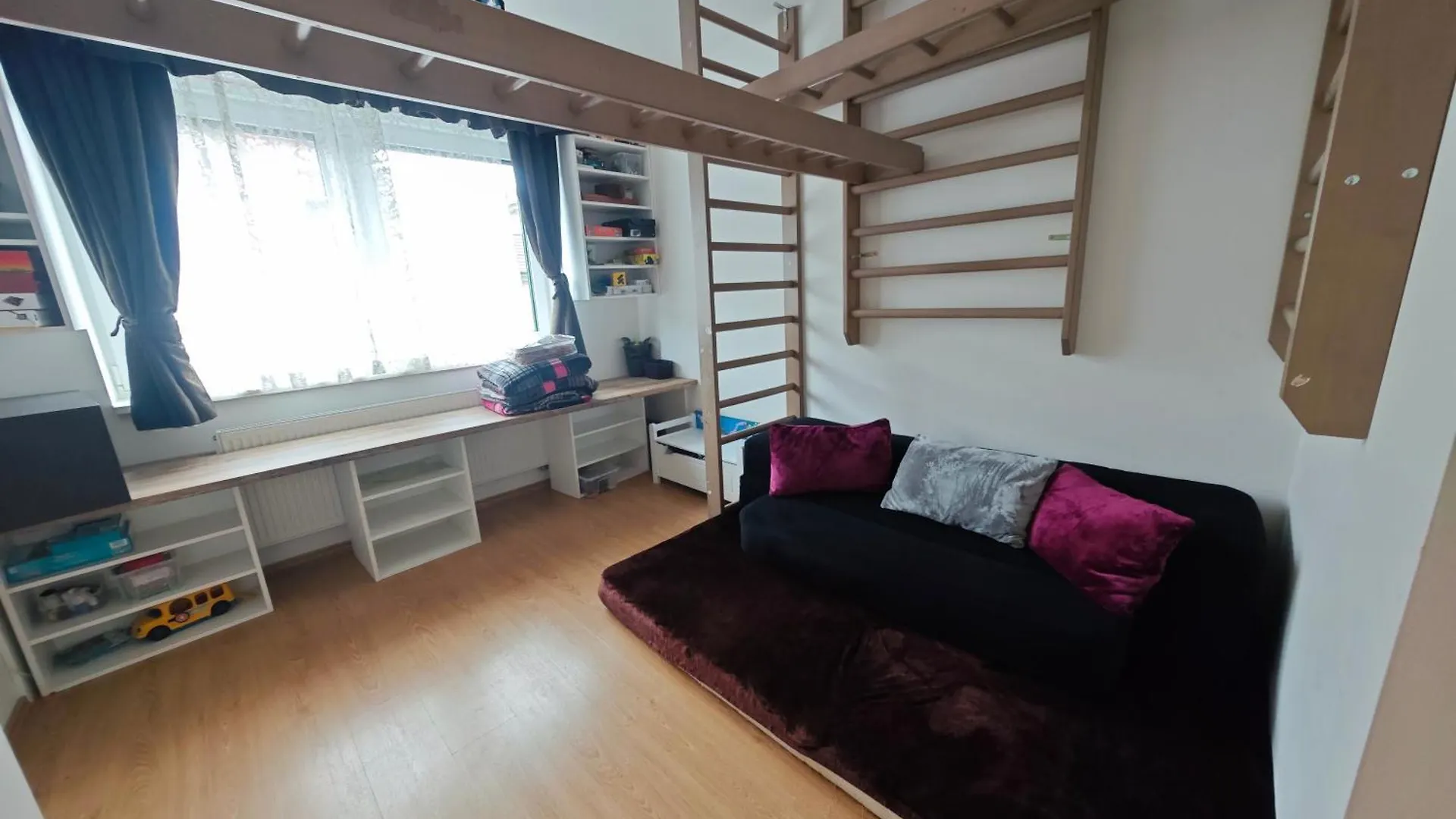 Family, Party Apartament Prag