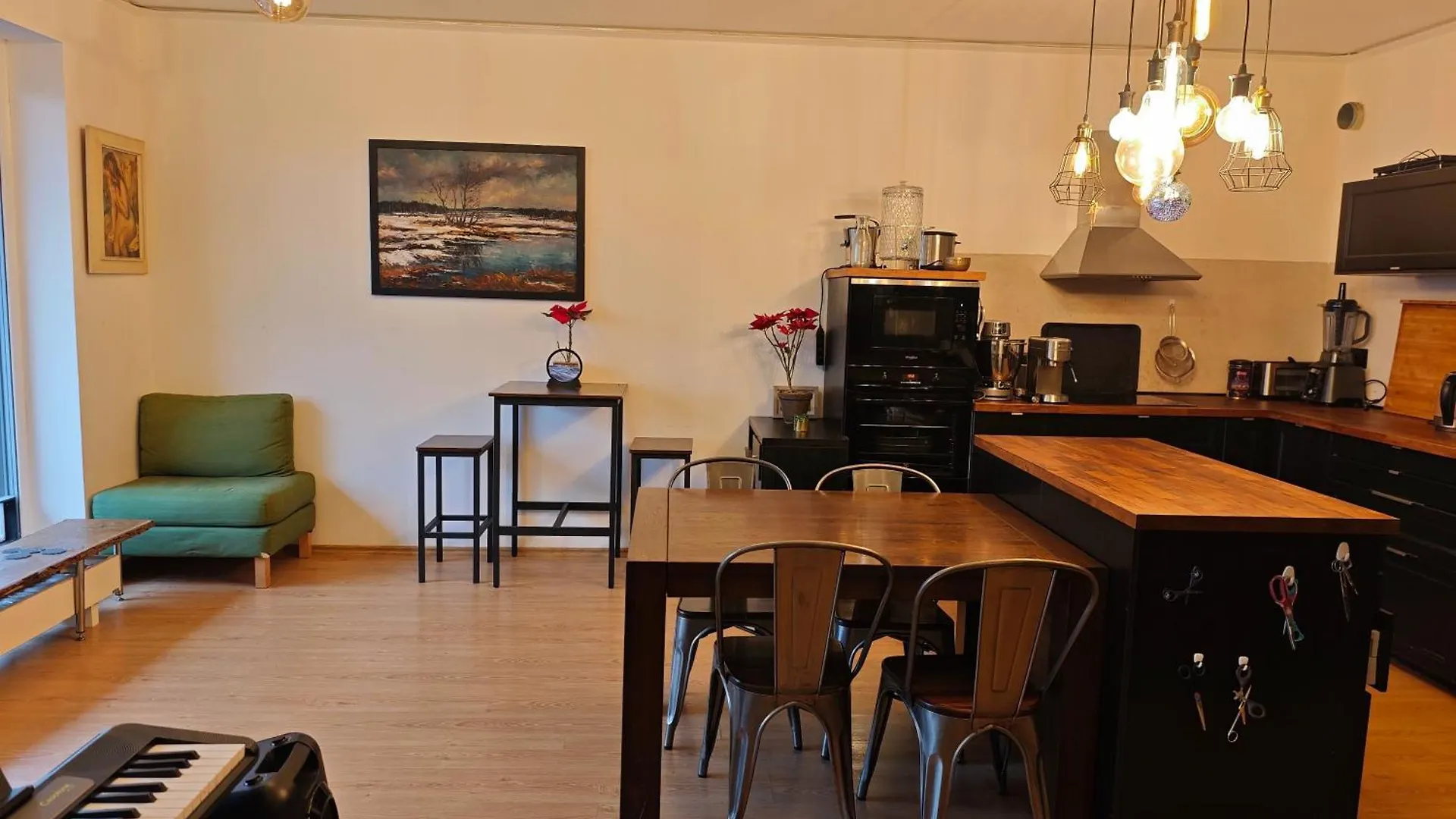 Family, Party Apartament Prag